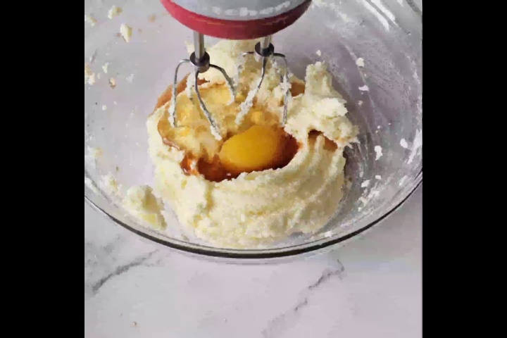 beater is placed in a glass bowl with paled butter, vanilla and egg