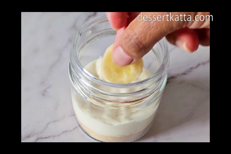 layering banana pudding in a mason jar for individual serving