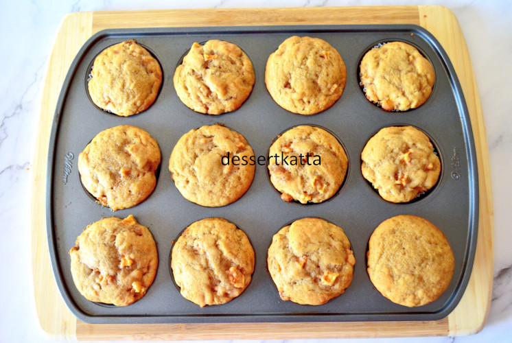 12 apple cinnamon muffins placed in cupcake pan