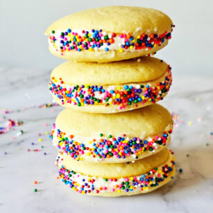 4 vanilla whoopie pie stacked over each other