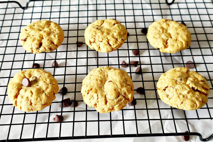 6 oatmeal cookies placed on wire rack