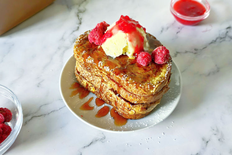 cracker barrel french toast recipe served with raspberry sauce